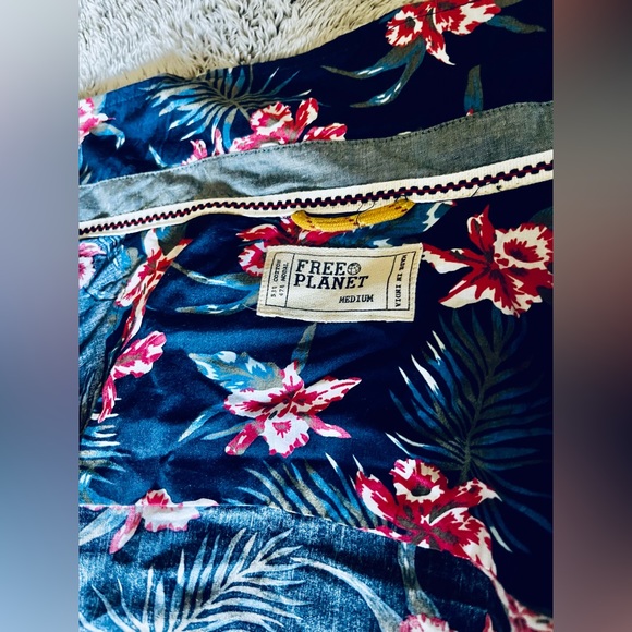 Awesome fitting FREE PLANET short sleeve button up - Picture 2 of 2